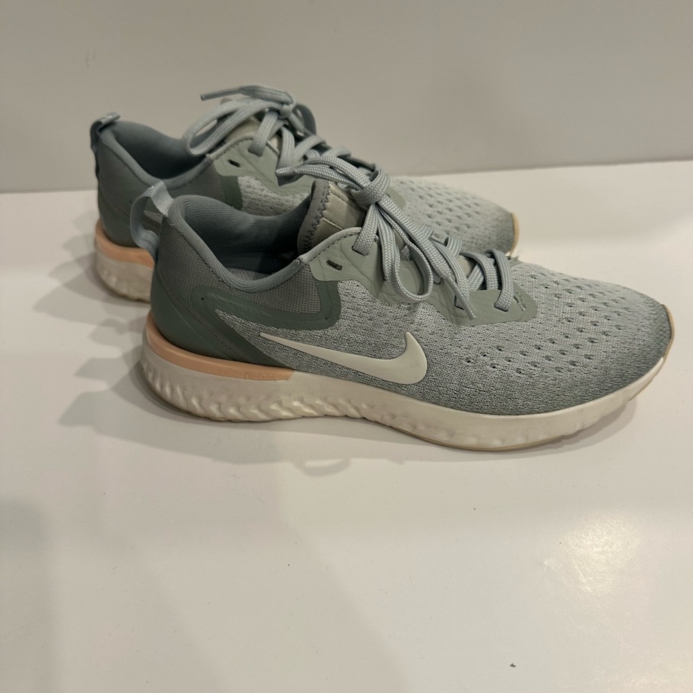 Nike Women's Gray and White Athletic Shoes